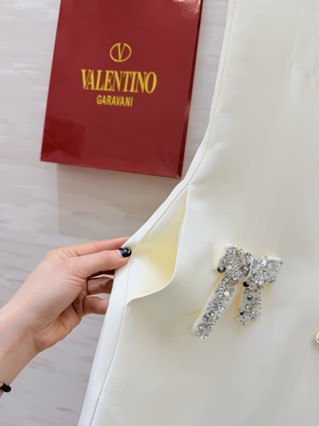 #Valentin♡²⁶新款 重工蝴蝶结钉珠无袖连衣裙 采用进口三醋酸复合面料 柔软滑爽 裙身两侧亮钻蝴