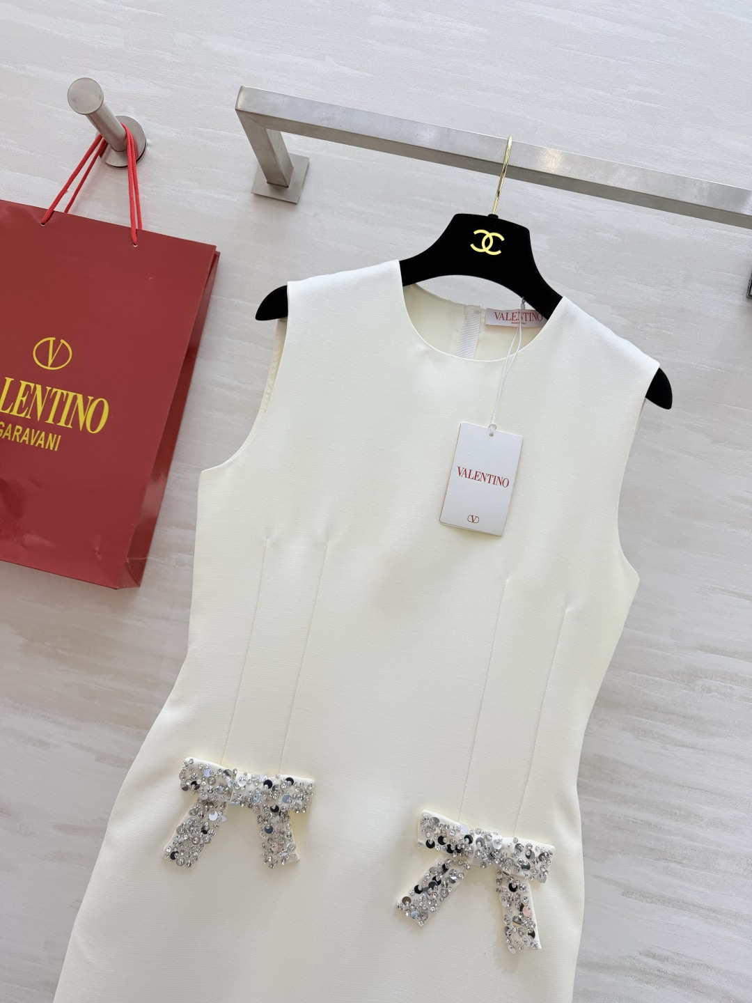 #Valentin♡²⁶新款 重工蝴蝶结钉珠无袖连衣裙 采用进口三醋酸复合面料 柔软滑爽 裙身两侧亮钻蝴