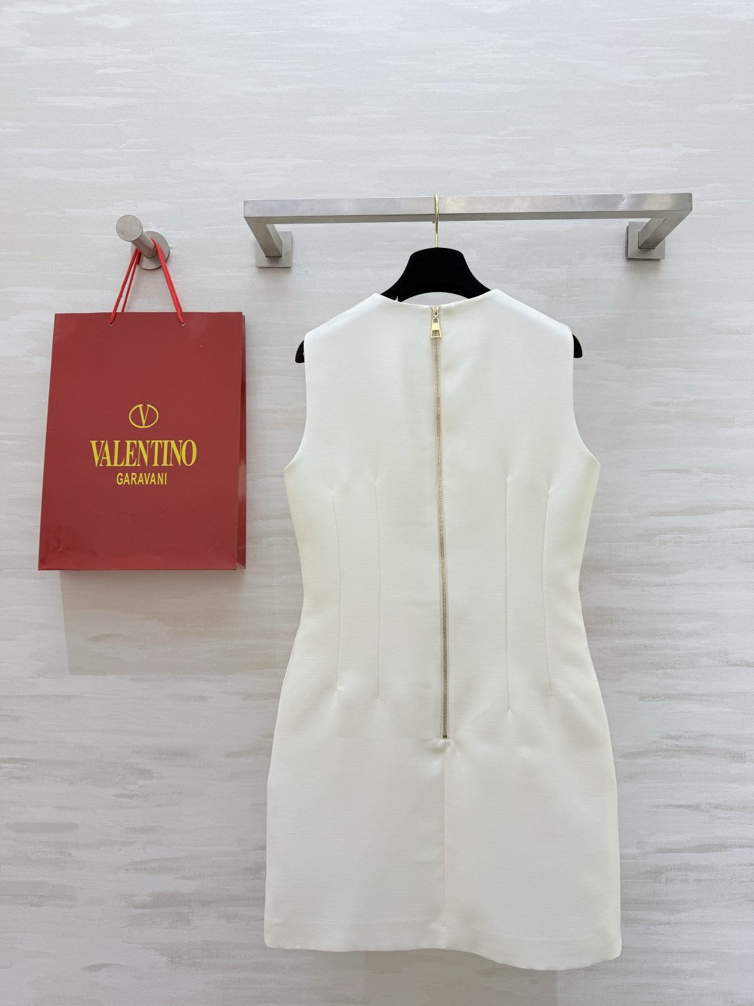 #Valentin♡²⁶新款 重工蝴蝶结钉珠无袖连衣裙 采用进口三醋酸复合面料 柔软滑爽 裙身两侧亮钻蝴