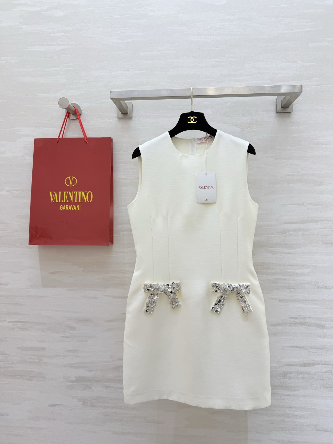 NO:805873,#Valentin's new heavy-duty bow-beaded sleeveless dress is made of imported triacetate composite fabric, soft and smooth. Bright diamond bows on both sides of the skirt are hand-sewn and the details are super exquisite!  The three-dimensional tailoring slims the waist and lengthens the legs. The elegant temperament is easy to control. High-quality customization. Available in stock first size S/M/L/XL (M size bust 88, skirt length 87),,valentino,skirts,19860909#Valentin新款 重工蝴蝶结钉珠无袖连衣裙 采用进口三醋酸复合面料 柔软滑爽 裙身两侧亮钻蝴蝶结 手工缝制 细节超精致！立体剪裁收腰显瘦拉长腿部比例 优雅气质轻松拿捏 高品质定制 现货首发sizeS/M/L/XL（M码胸围88,裙长87）,,valentino,skirts,,Women's clothing