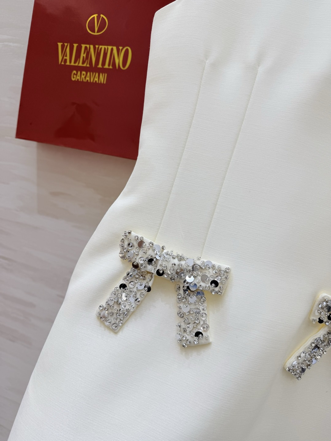 #Valentin♡²⁶新款 重工蝴蝶结钉珠无袖连衣裙 采用进口三醋酸复合面料 柔软滑爽 裙身两侧亮钻蝴