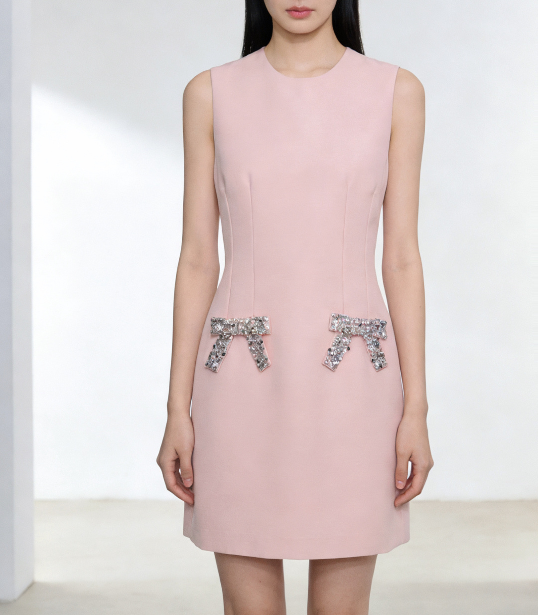 #Valentin♡²⁶新款 重工蝴蝶结钉珠无袖连衣裙 采用进口三醋酸复合面料 柔软滑爽 裙身两侧亮钻蝴