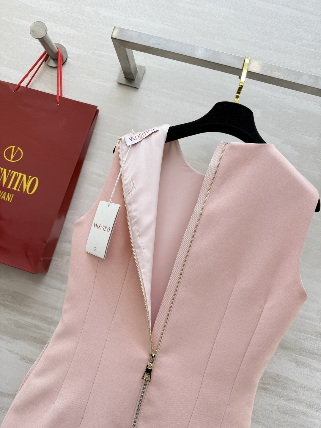 #Valentin♡²⁶新款 重工蝴蝶结钉珠无袖连衣裙 采用进口三醋酸复合面料 柔软滑爽 裙身两侧亮钻蝴