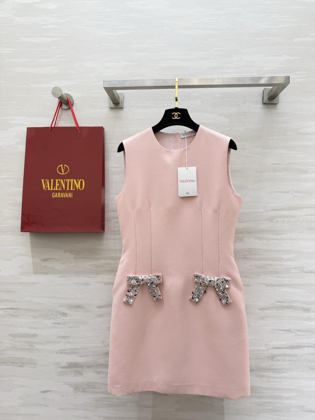 #Valentin♡²⁶新款 重工蝴蝶结钉珠无袖连衣裙 采用进口三醋酸复合面料 柔软滑爽 裙身两侧亮钻蝴