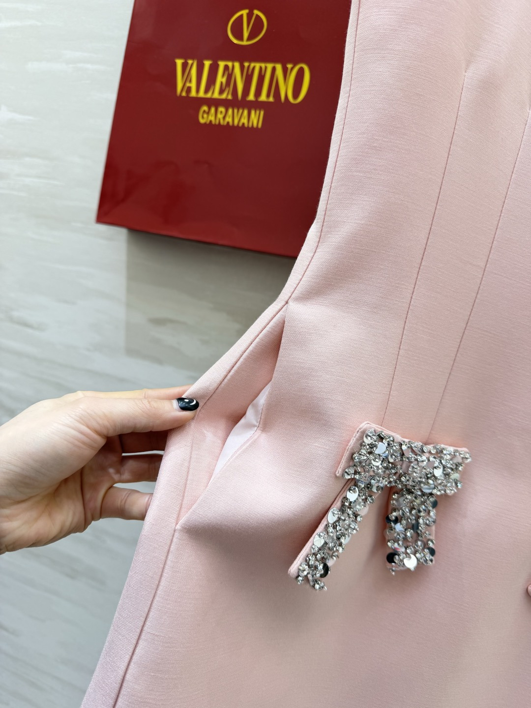 #Valentin♡²⁶新款 重工蝴蝶结钉珠无袖连衣裙 采用进口三醋酸复合面料 柔软滑爽 裙身两侧亮钻蝴