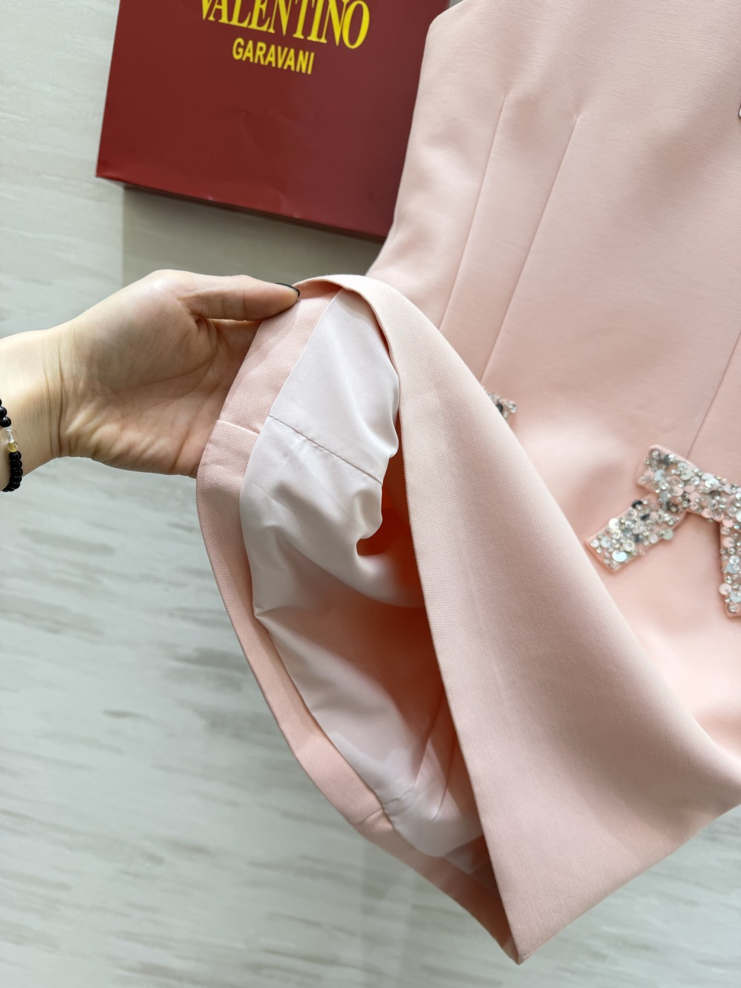 #Valentin♡²⁶新款 重工蝴蝶结钉珠无袖连衣裙 采用进口三醋酸复合面料 柔软滑爽 裙身两侧亮钻蝴