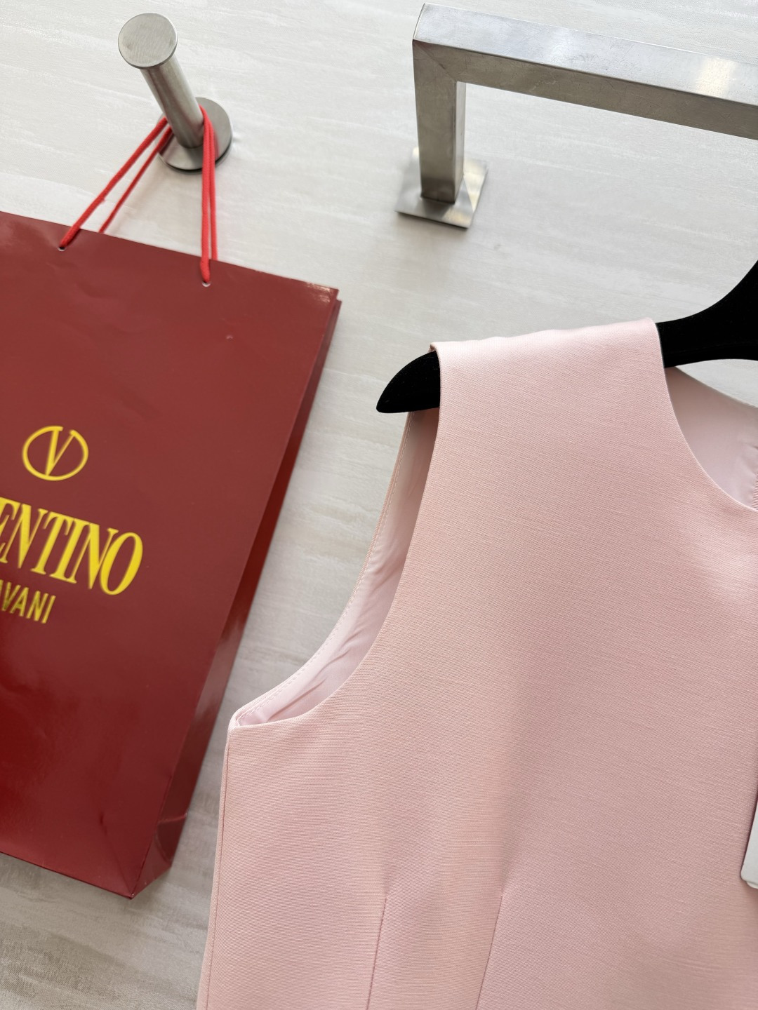 #Valentin♡²⁶新款 重工蝴蝶结钉珠无袖连衣裙 采用进口三醋酸复合面料 柔软滑爽 裙身两侧亮钻蝴