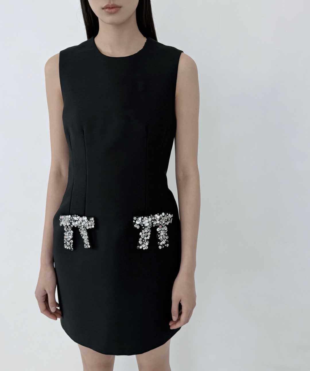 #Valentin♡²⁶新款 重工蝴蝶结钉珠无袖连衣裙 采用进口三醋酸复合面料 柔软滑爽 裙身两侧亮钻蝴