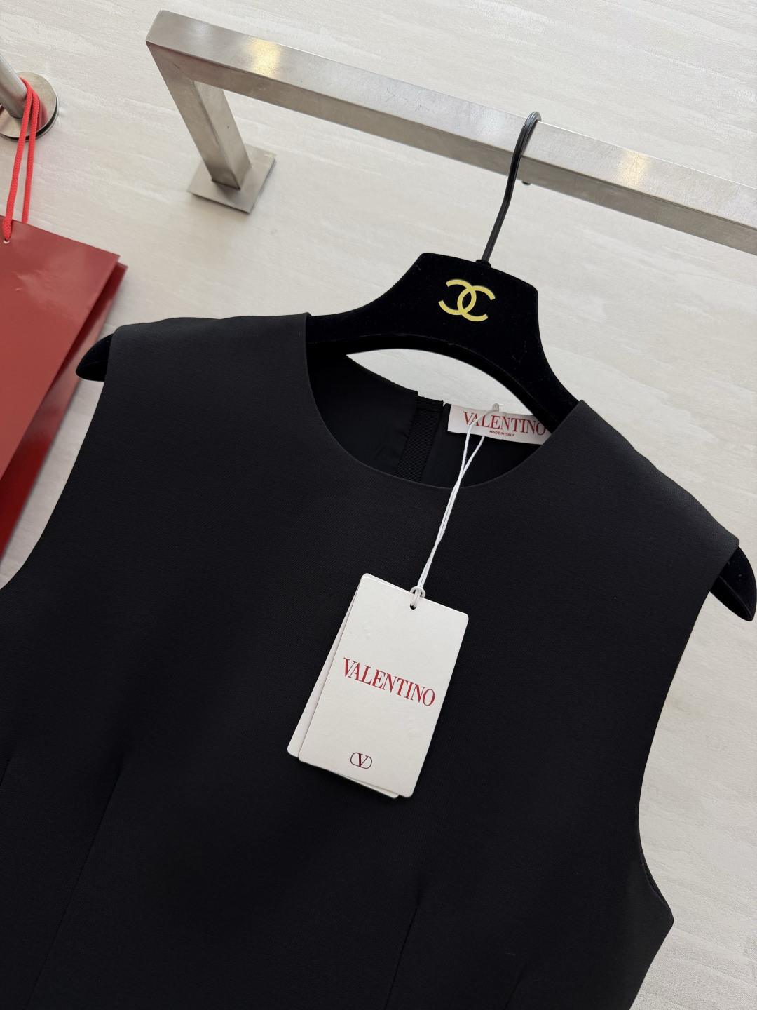 #Valentin♡²⁶新款 重工蝴蝶结钉珠无袖连衣裙 采用进口三醋酸复合面料 柔软滑爽 裙身两侧亮钻蝴