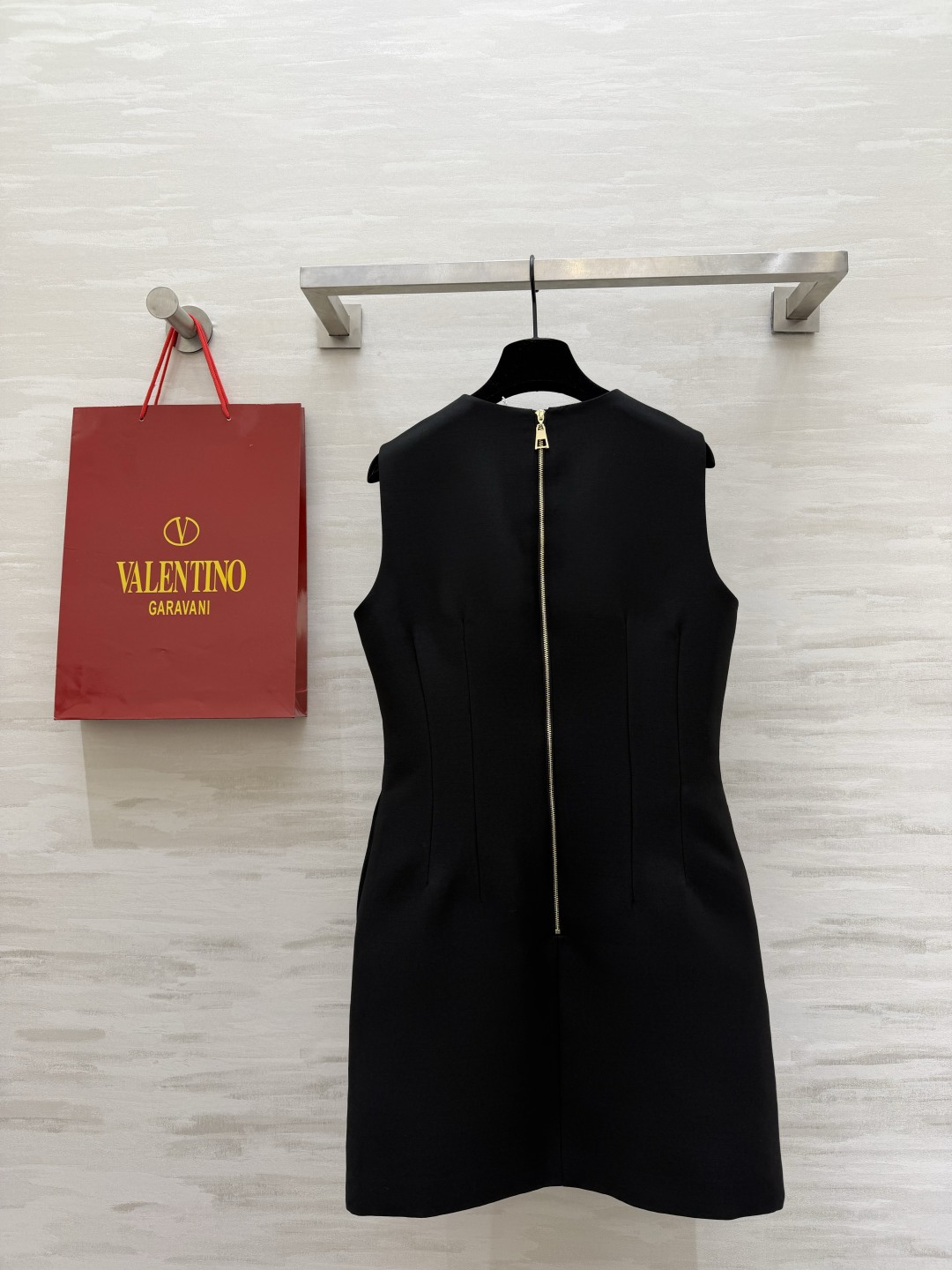 #Valentin♡²⁶新款 重工蝴蝶结钉珠无袖连衣裙 采用进口三醋酸复合面料 柔软滑爽 裙身两侧亮钻蝴