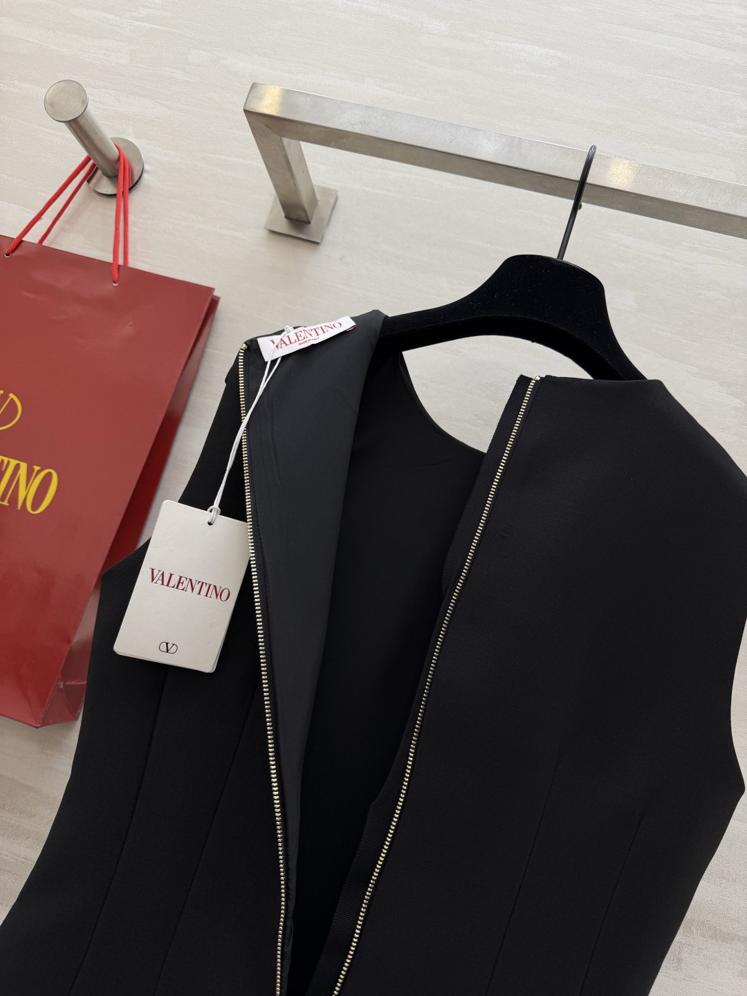 #Valentin♡²⁶新款 重工蝴蝶结钉珠无袖连衣裙 采用进口三醋酸复合面料 柔软滑爽 裙身两侧亮钻蝴