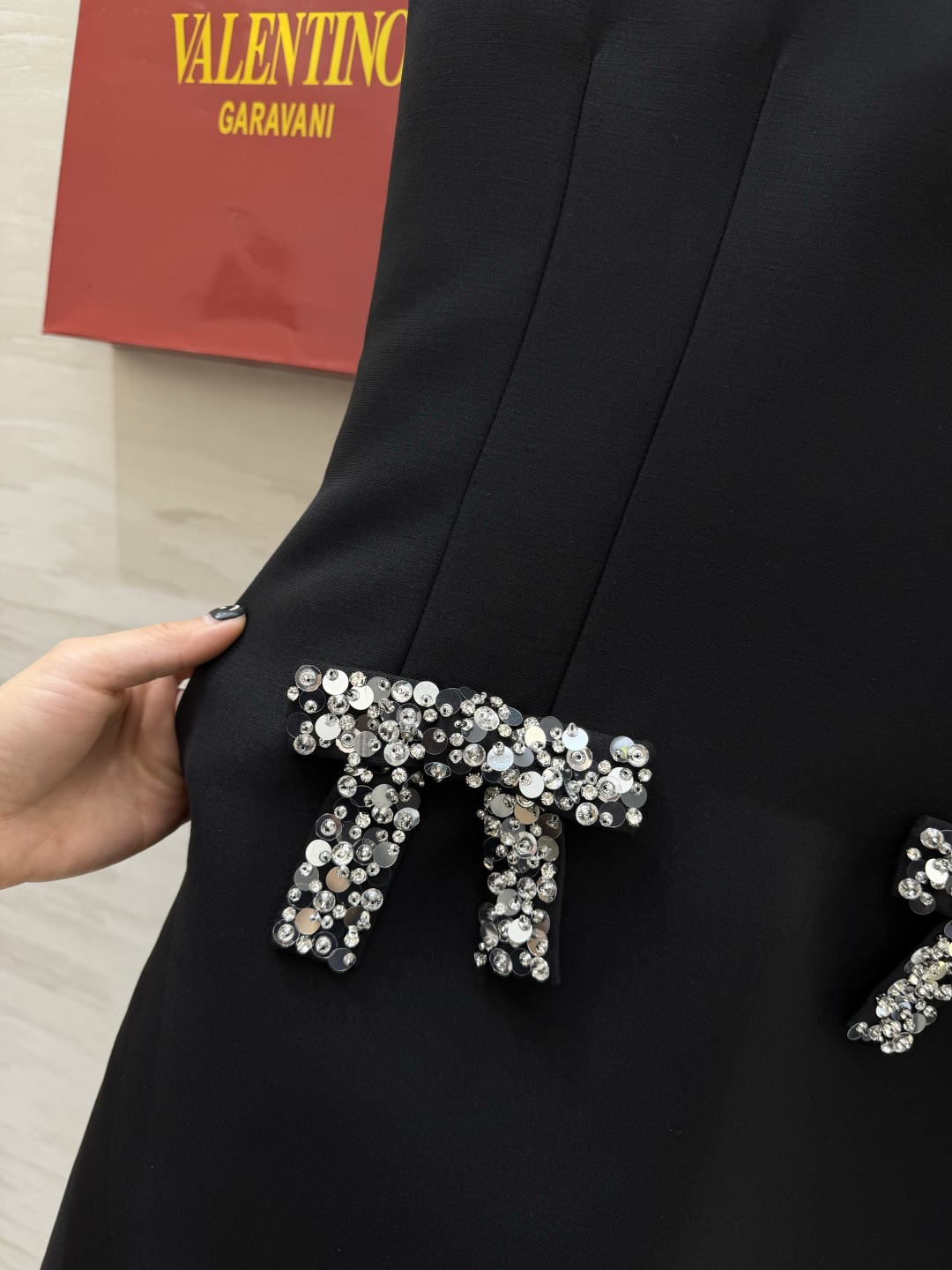 #Valentin♡²⁶新款 重工蝴蝶结钉珠无袖连衣裙 采用进口三醋酸复合面料 柔软滑爽 裙身两侧亮钻蝴