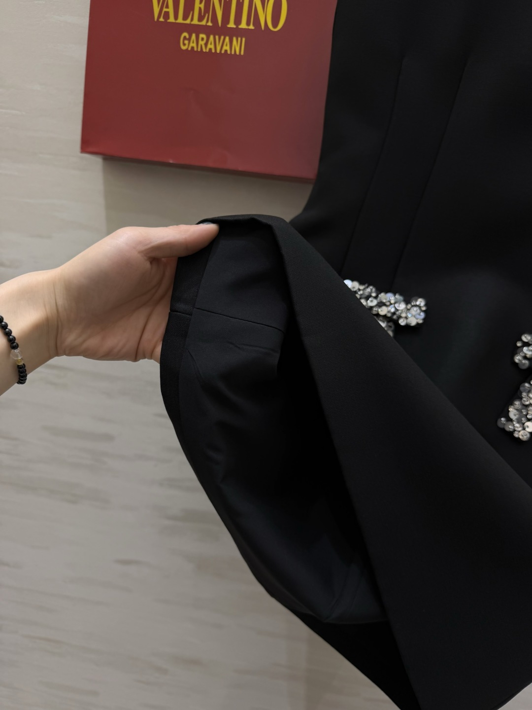 #Valentin♡²⁶新款 重工蝴蝶结钉珠无袖连衣裙 采用进口三醋酸复合面料 柔软滑爽 裙身两侧亮钻蝴