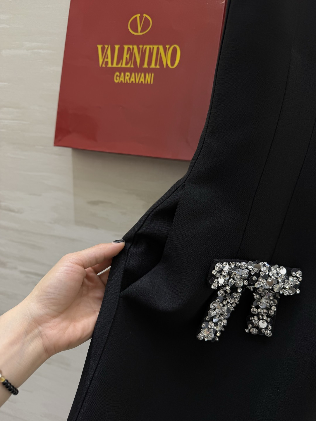 #Valentin♡²⁶新款 重工蝴蝶结钉珠无袖连衣裙 采用进口三醋酸复合面料 柔软滑爽 裙身两侧亮钻蝴