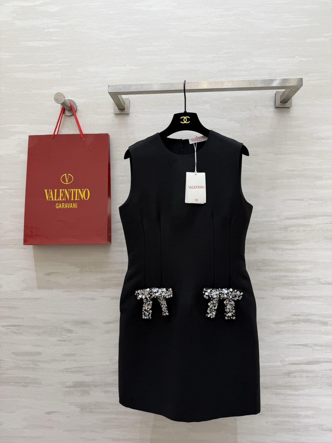 NO:784792,#Valentin's new heavy-duty bow-beaded sleeveless dress is made of imported triacetate composite fabric, soft and smooth. Bright diamond bows on both sides of the skirt are hand-sewn and the details are super exquisite!  The three-dimensional tailoring slims the waist and lengthens the leg proportions. The elegant temperament is easy to control. High-quality customization. Available in stock first size S/M/L/XL (M size bust 88, skirt length 87), Valentino-clothing, valentino, valentino, skirts,19860909#Valentin新款 重工蝴蝶结钉珠无袖连衣裙 采用进口三醋酸复合面料 柔软滑爽 裙身两侧亮钻蝴蝶结 手工缝制 细节超精致！立体剪裁收腰显瘦拉长腿部比例 优雅气质轻松拿捏 高品质定制 现货首发sizeS/M/L/XL（M码胸围88,裙长87）,华伦天奴-服装,valentino,valentino,skirts,,Women's clothing