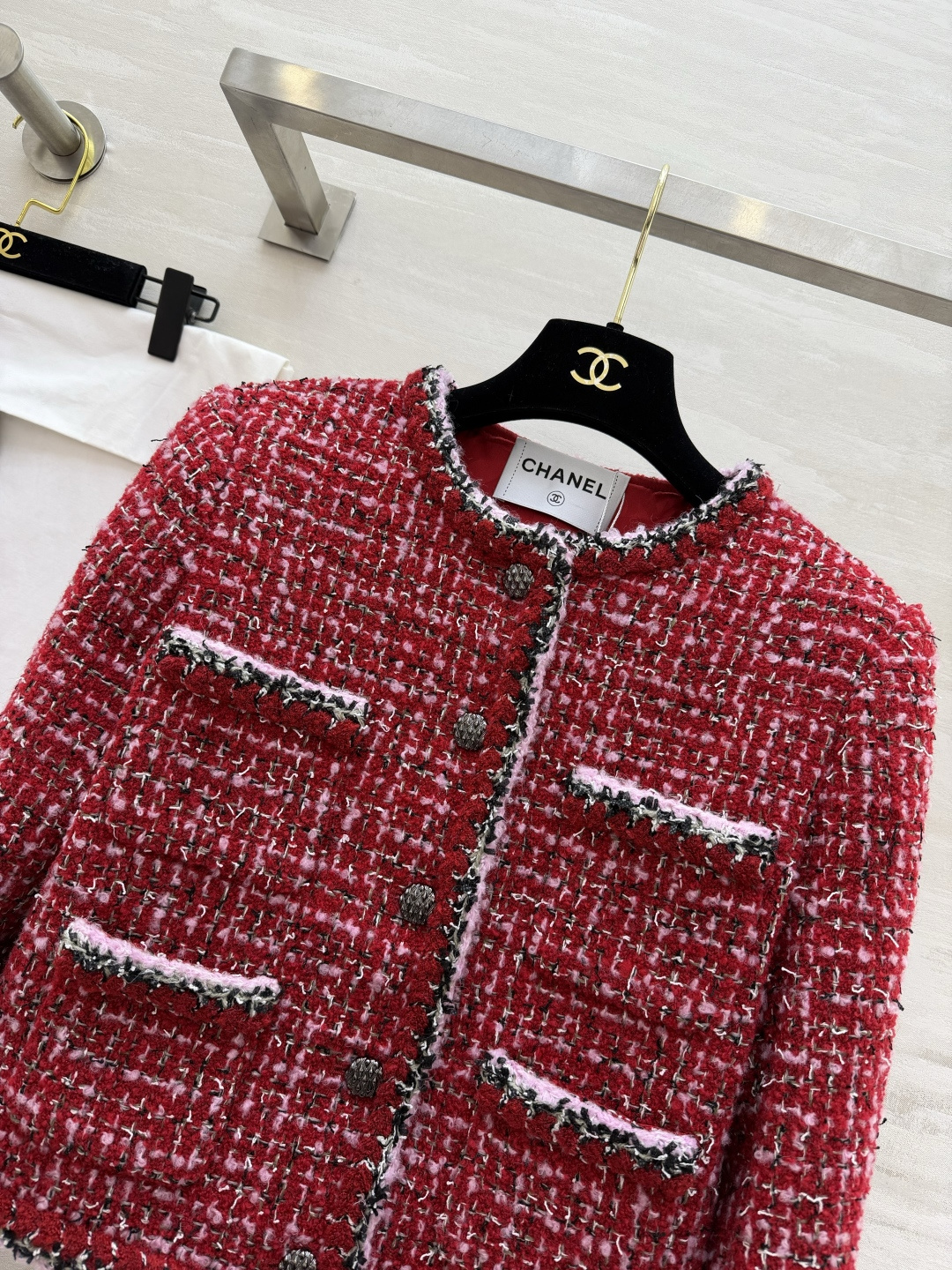 #Chane♡️ 秀款红色粗花呢外套 经典小香风 红色主调 粉色滚边 四口袋高级精致✨ 高品质羊毛粗花呢