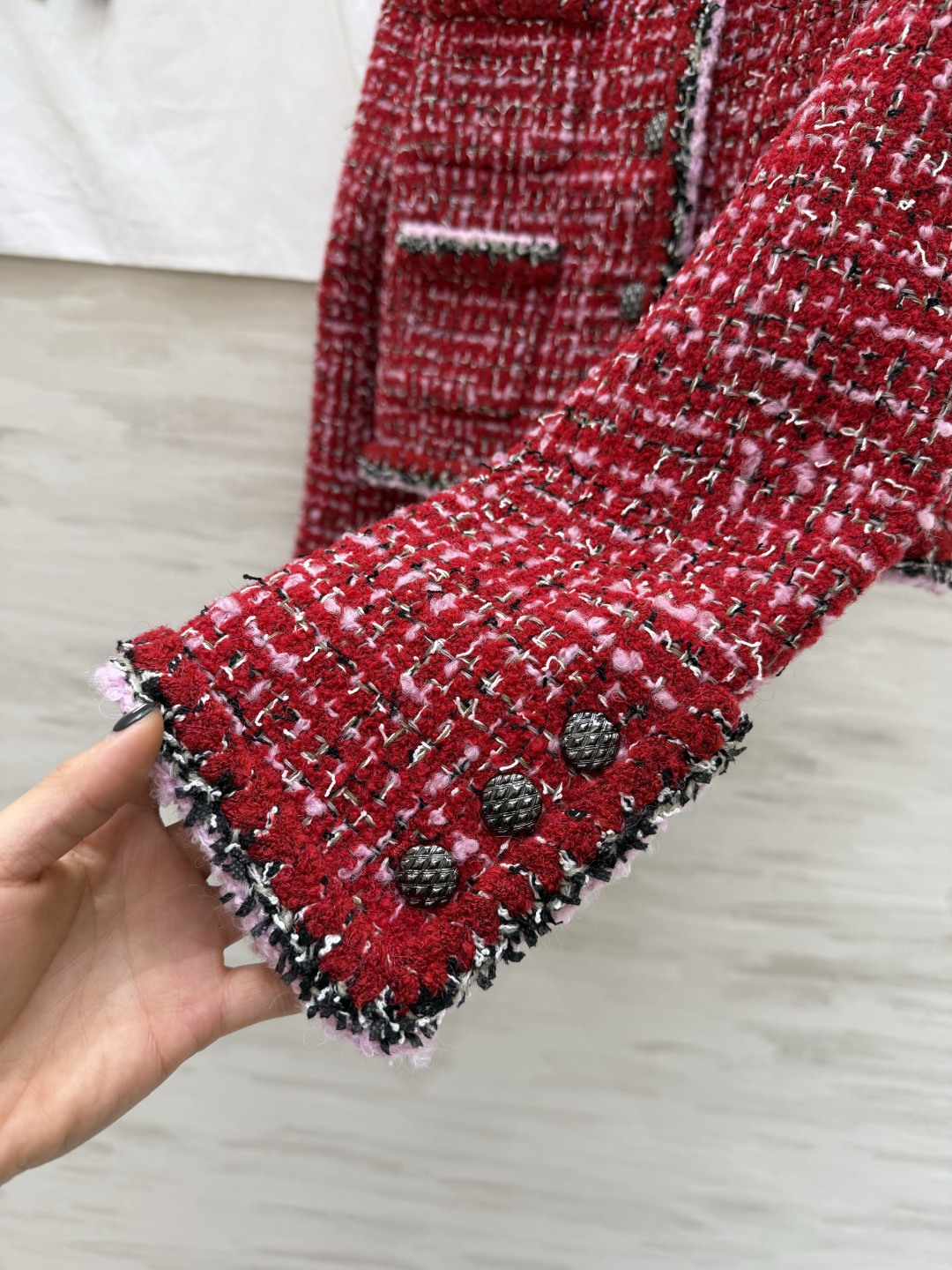 #Chane♡️ 秀款红色粗花呢外套 经典小香风 红色主调 粉色滚边 四口袋高级精致✨ 高品质羊毛粗花呢