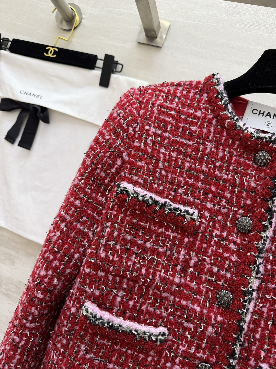 #Chane♡️ 秀款红色粗花呢外套 经典小香风 红色主调 粉色滚边 四口袋高级精致✨ 高品质羊毛粗花呢