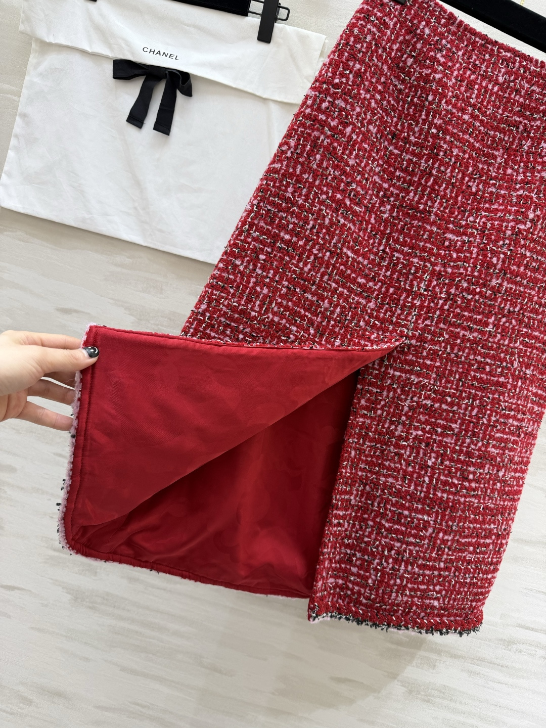 🍒Chane♡秀场同款 红色粗花呢半裙 经典粗花呢材质 红棕底色混纺粉白纱线 肌理感满满 低调光泽超有质