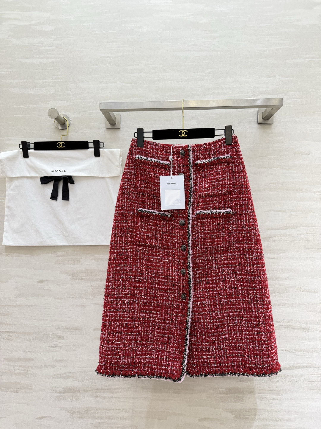 🍒Chane♡秀场同款 红色粗花呢半裙 经典粗花呢材质 红棕底色混纺粉白纱线 肌理感满满 低调光泽超有质