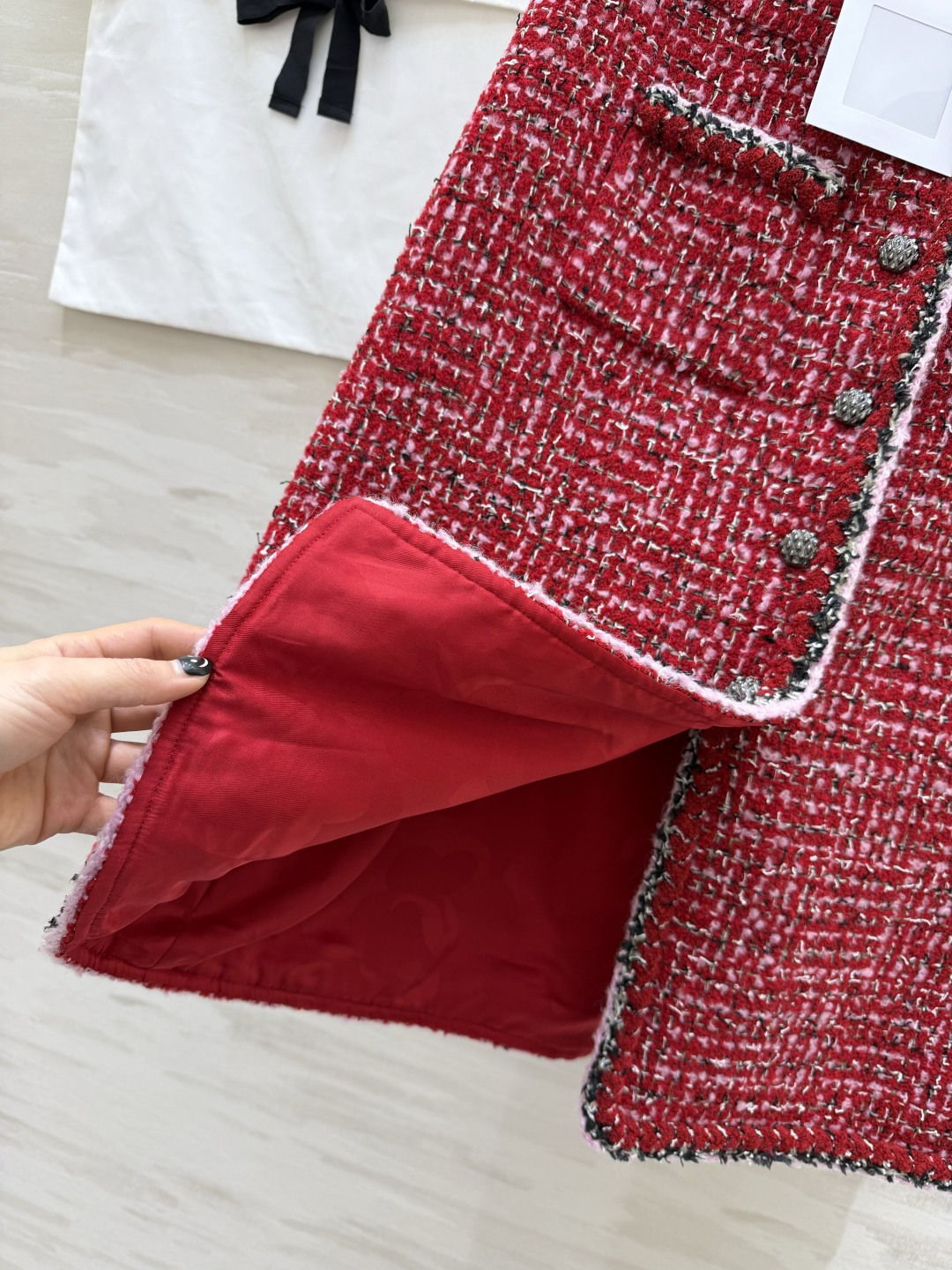 🍒Chane♡秀场同款 红色粗花呢半裙 经典粗花呢材质 红棕底色混纺粉白纱线 肌理感满满 低调光泽超有质