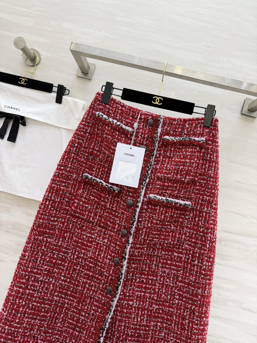 🍒Chane♡秀场同款 红色粗花呢半裙 经典粗花呢材质 红棕底色混纺粉白纱线 肌理感满满 低调光泽超有质