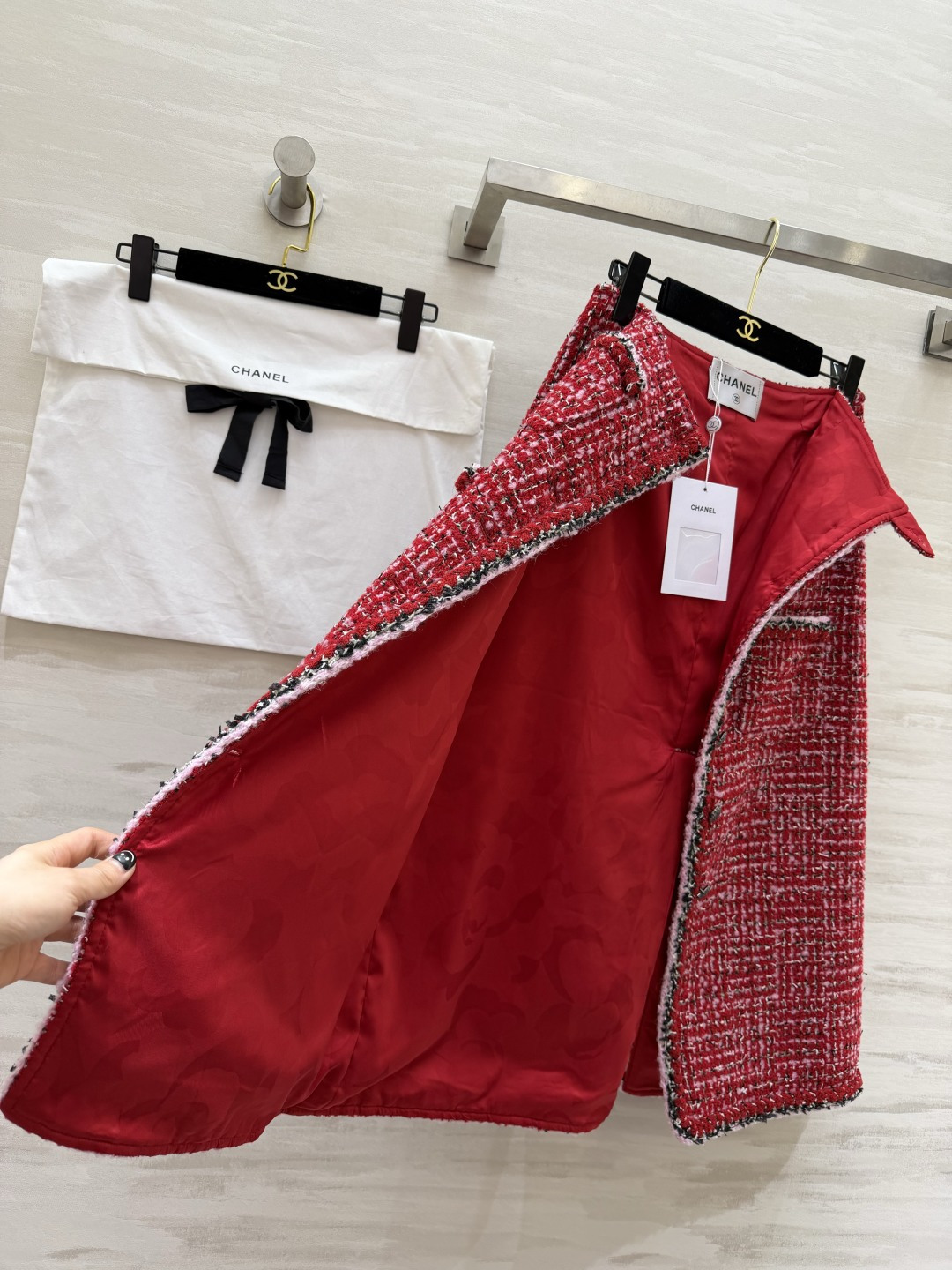 🍒Chane♡秀场同款 红色粗花呢半裙 经典粗花呢材质 红棕底色混纺粉白纱线 肌理感满满 低调光泽超有质