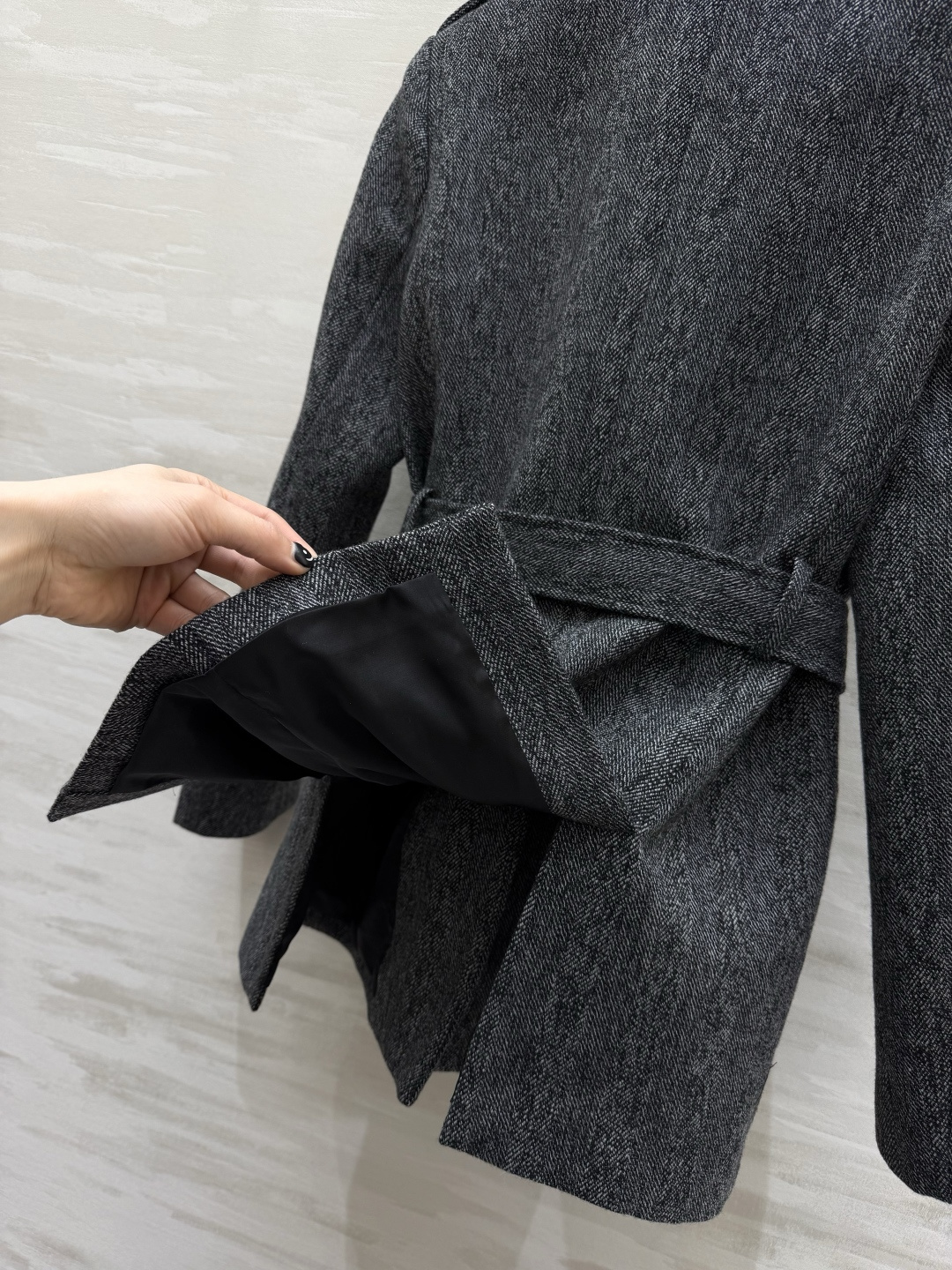 #Chloé²⁶S 猎装外套 采用经典杂花毛呢 硬朗有型 复古气质满满✨ 多口袋+腰带设计 实用又修饰身