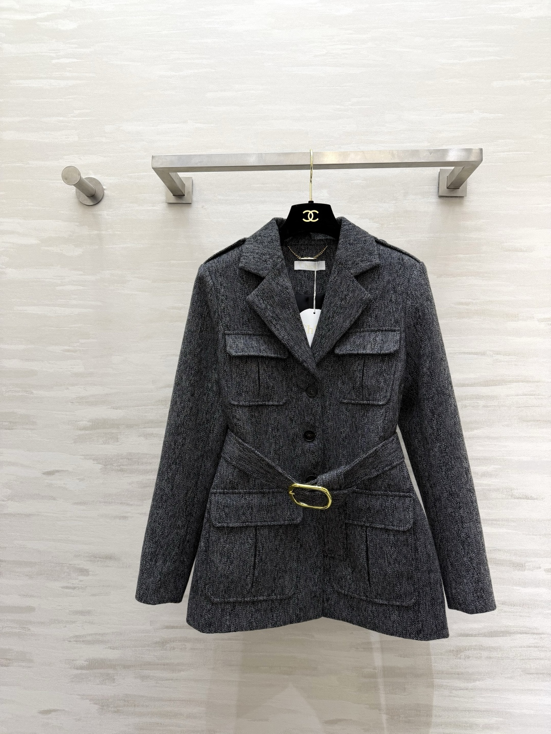 #Chloé²⁶S 猎装外套 采用经典杂花毛呢 硬朗有型 复古气质满满✨ 多口袋+腰带设计 实用又修饰身