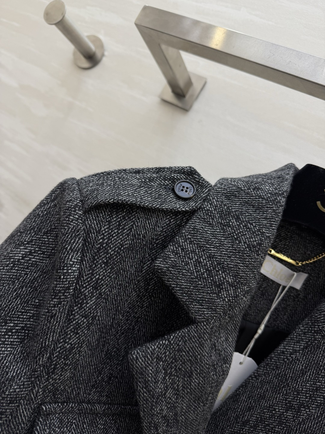 #Chloé²⁶S 猎装外套 采用经典杂花毛呢 硬朗有型 复古气质满满✨ 多口袋+腰带设计 实用又修饰身