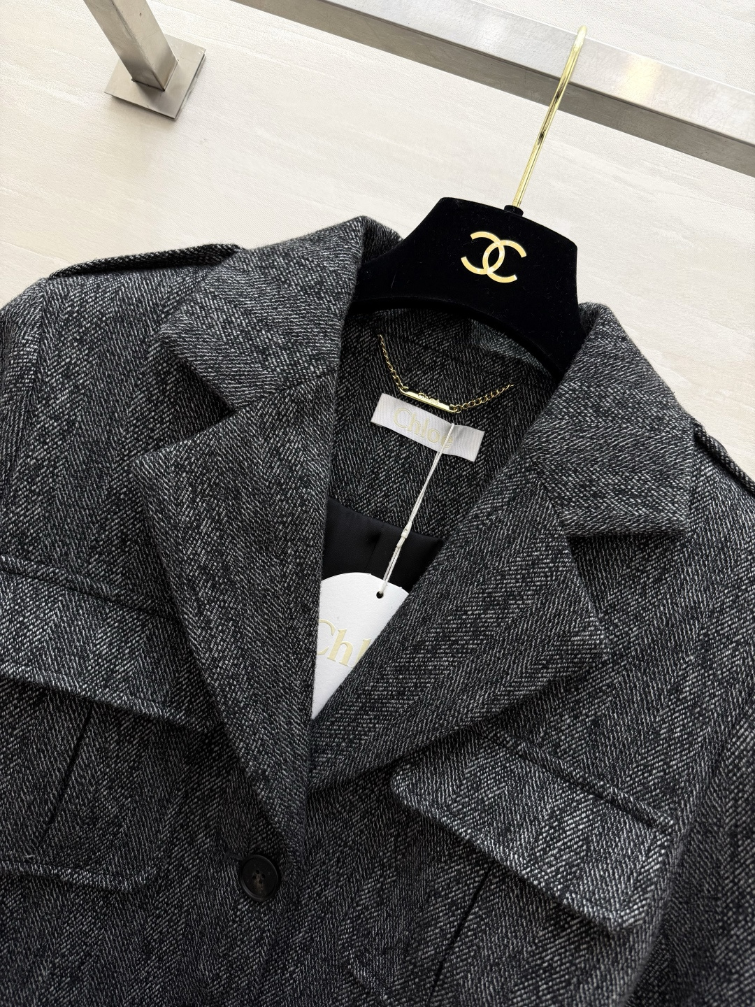 #Chloé²⁶S 猎装外套 采用经典杂花毛呢 硬朗有型 复古气质满满✨ 多口袋+腰带设计 实用又修饰身