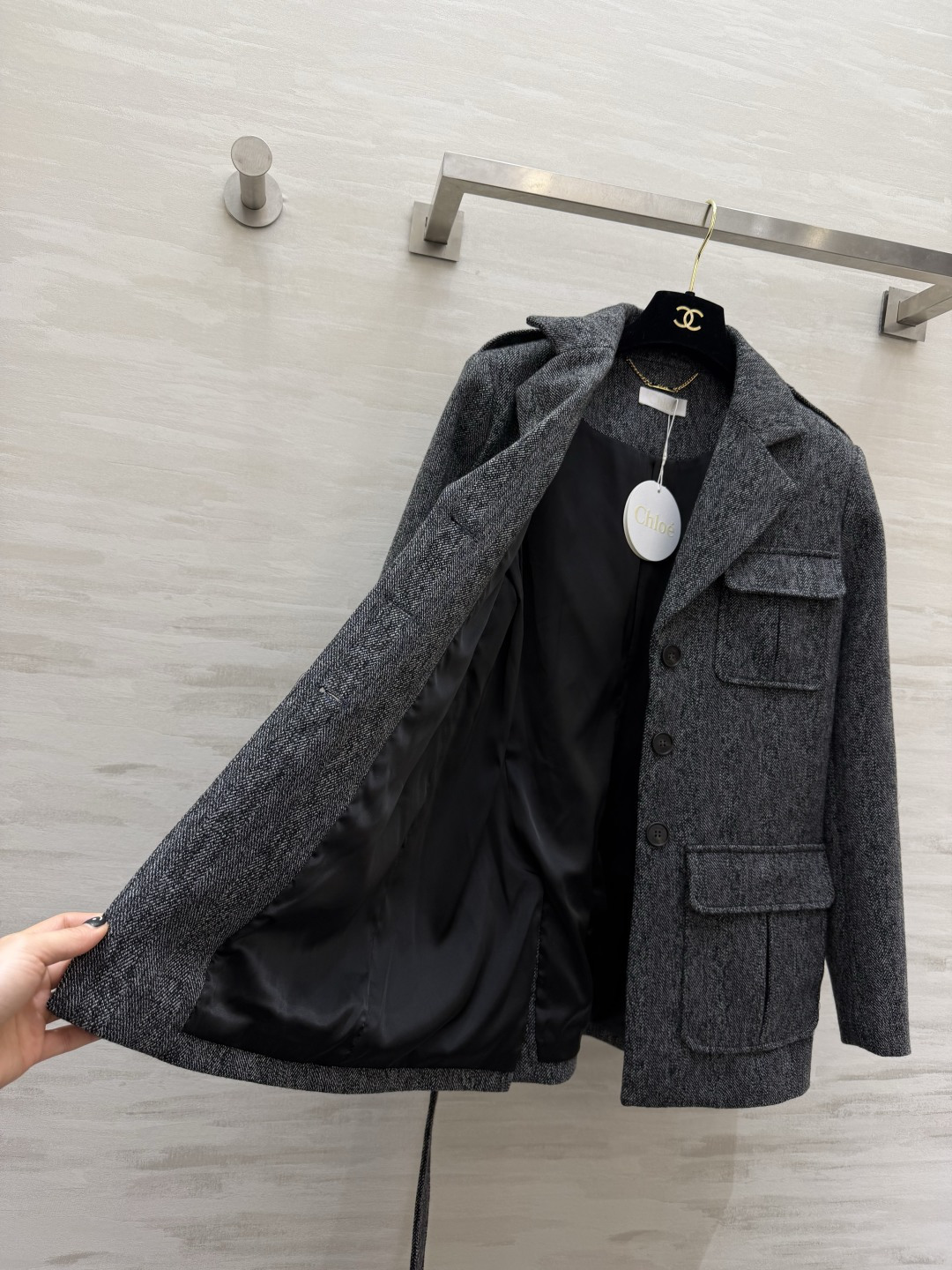 #Chloé²⁶S 猎装外套 采用经典杂花毛呢 硬朗有型 复古气质满满✨ 多口袋+腰带设计 实用又修饰身