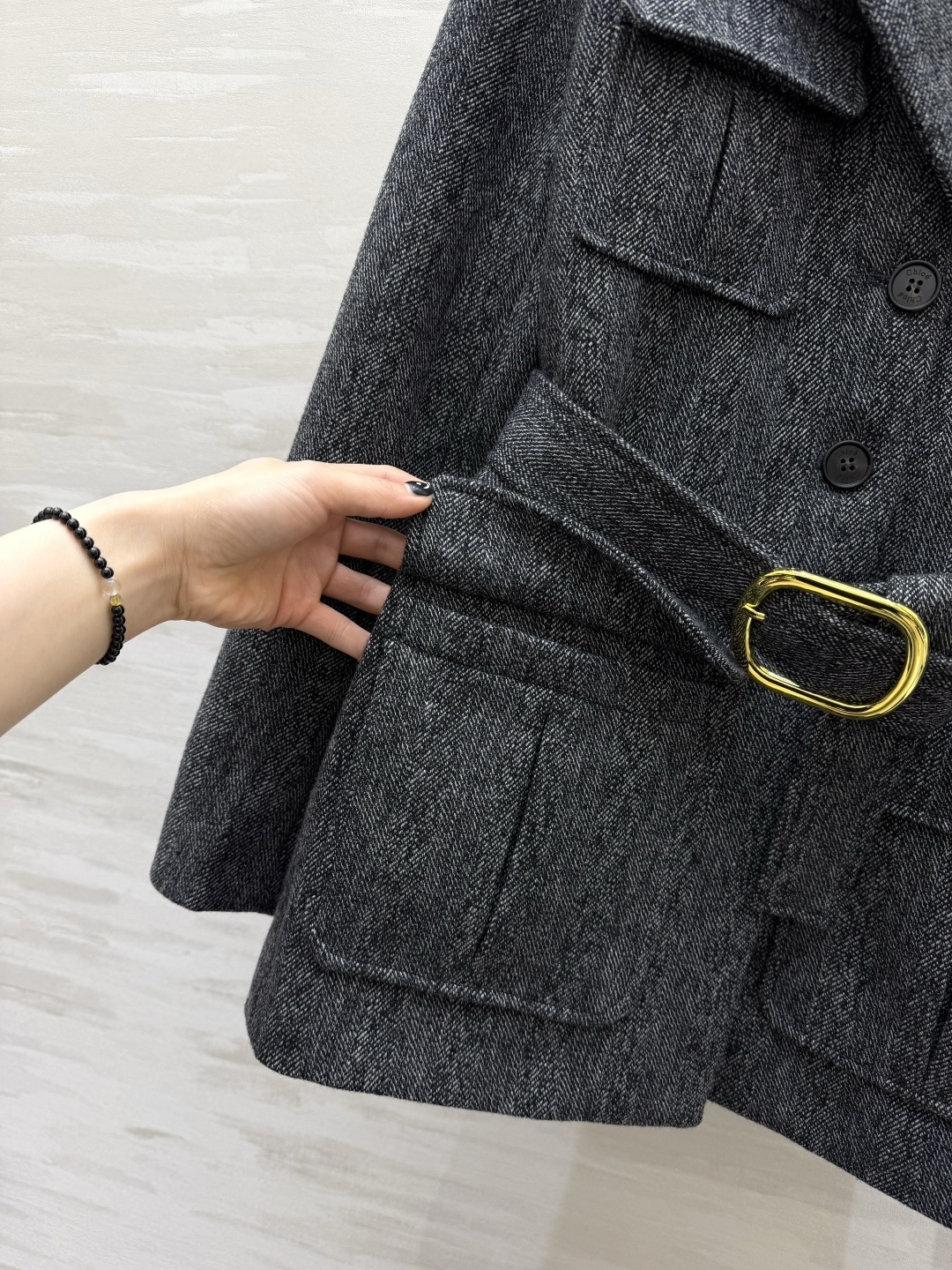 #Chloé²⁶S 猎装外套 采用经典杂花毛呢 硬朗有型 复古气质满满✨ 多口袋+腰带设计 实用又修饰身