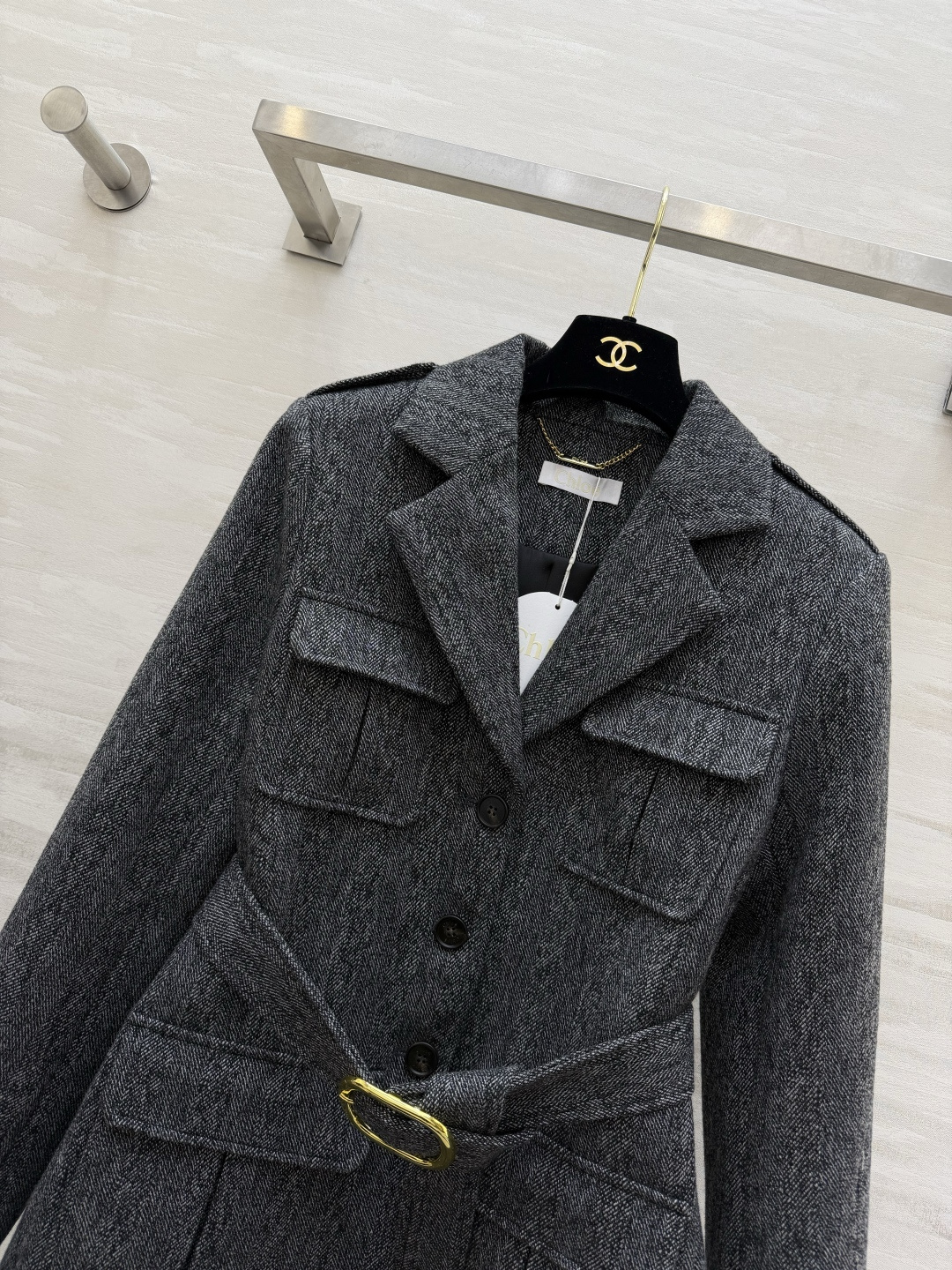 #Chloé²⁶S 猎装外套 采用经典杂花毛呢 硬朗有型 复古气质满满✨ 多口袋+腰带设计 实用又修饰身