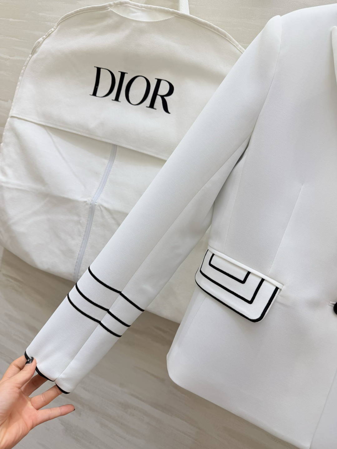 #Dio♡²⁶系列 短款西装外套 羊毛混纺面料柔软又挺括 撞色设计 黑色条纹点缀领口 袖口和口袋 单排扣