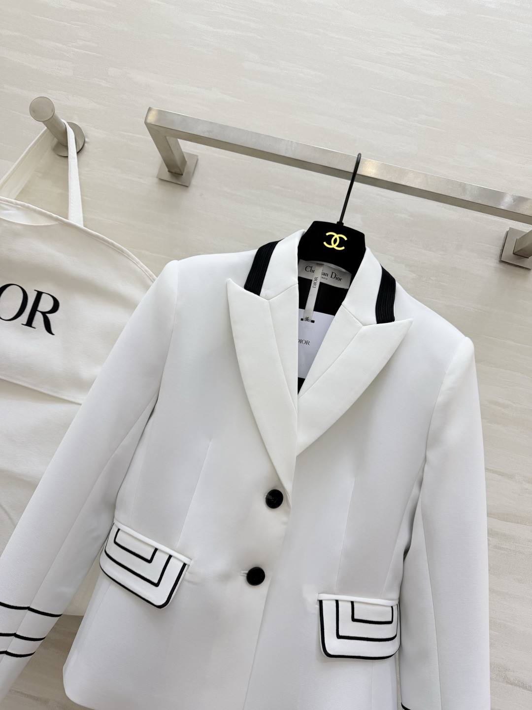 #Dio♡²⁶系列 短款西装外套 羊毛混纺面料柔软又挺括 撞色设计 黑色条纹点缀领口 袖口和口袋 单排扣