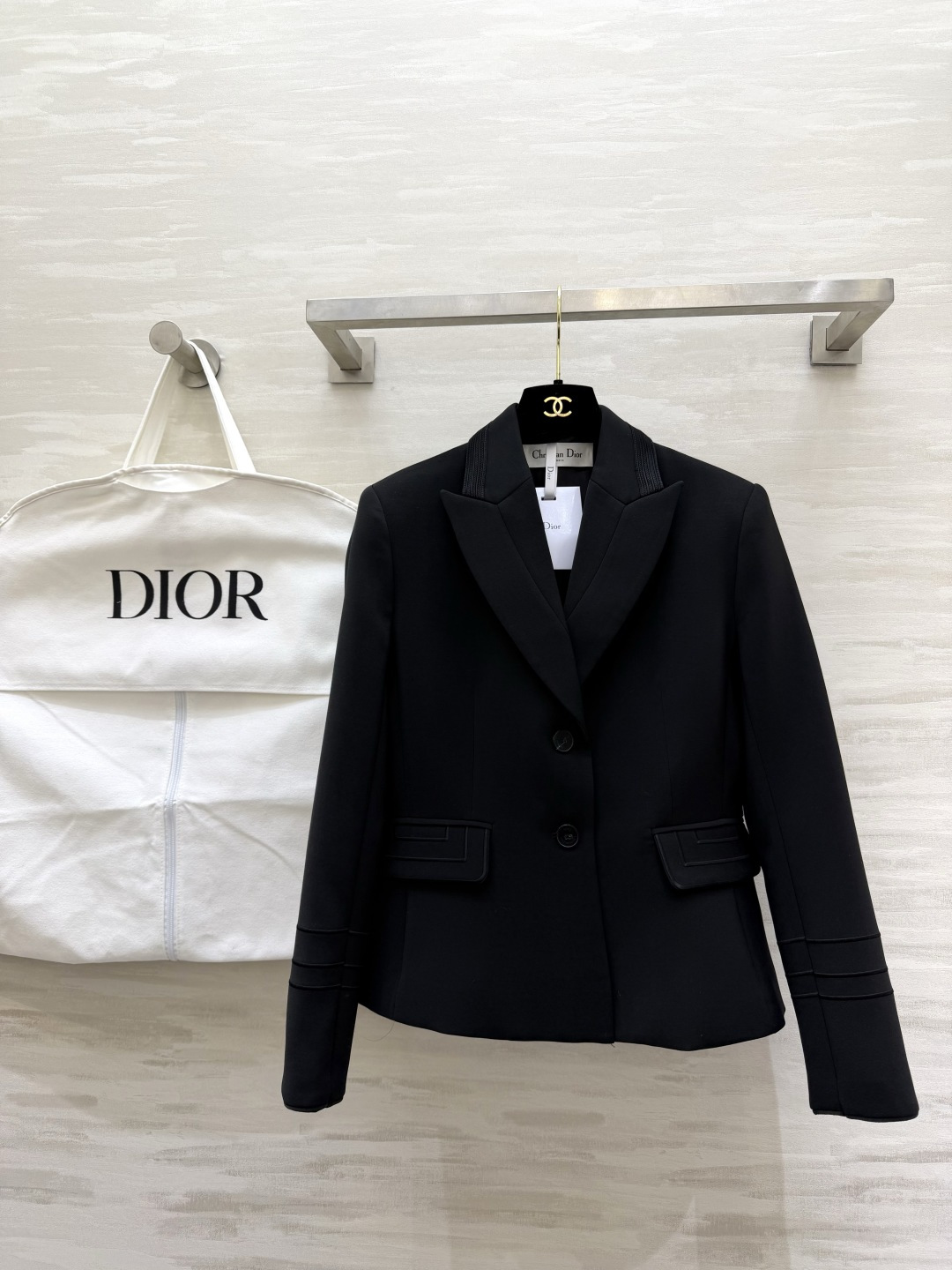 #Dio♡²⁶系列 短款西装外套 羊毛混纺面料柔软又挺括 撞色设计 黑色条纹点缀领口 袖口和口袋 单排扣