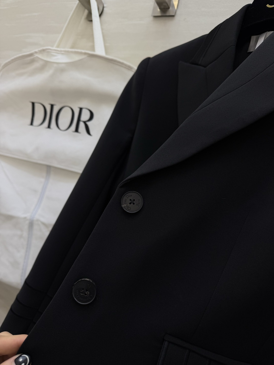 #Dio♡²⁶系列 短款西装外套 羊毛混纺面料柔软又挺括 撞色设计 黑色条纹点缀领口 袖口和口袋 单排扣