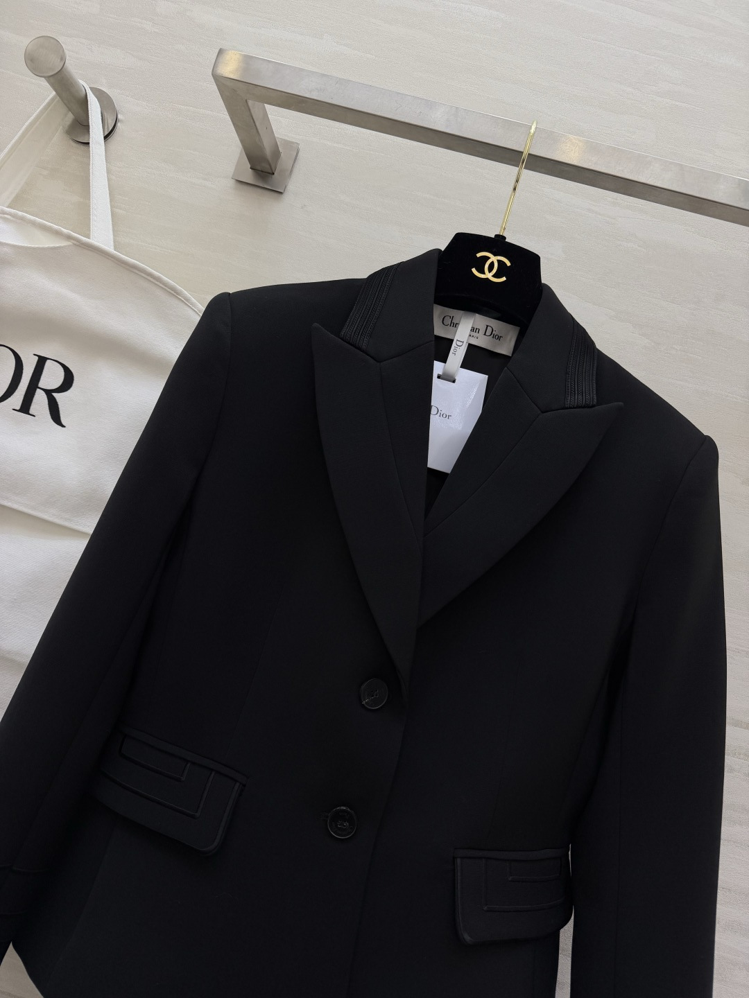 #Dio♡²⁶系列 短款西装外套 羊毛混纺面料柔软又挺括 撞色设计 黑色条纹点缀领口 袖口和口袋 单排扣