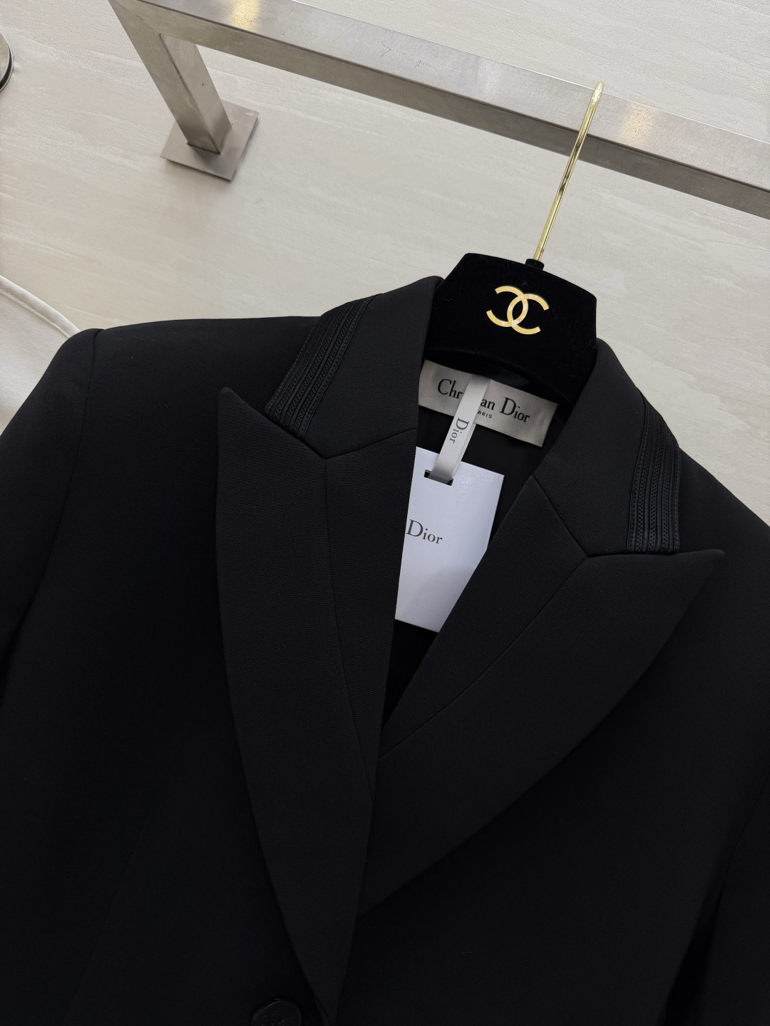 #Dio♡²⁶系列 短款西装外套 羊毛混纺面料柔软又挺括 撞色设计 黑色条纹点缀领口 袖口和口袋 单排扣