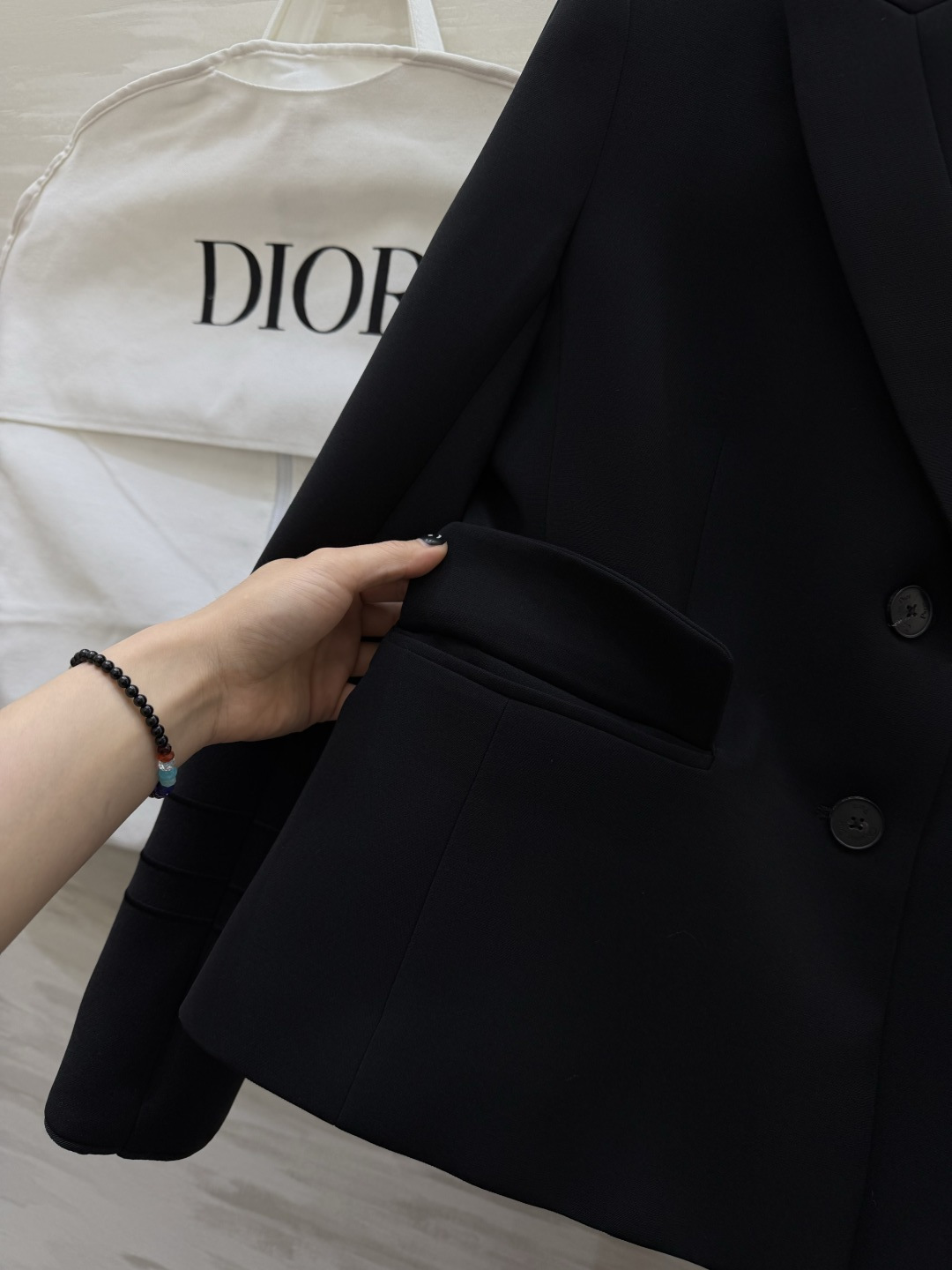 #Dio♡²⁶系列 短款西装外套 羊毛混纺面料柔软又挺括 撞色设计 黑色条纹点缀领口 袖口和口袋 单排扣