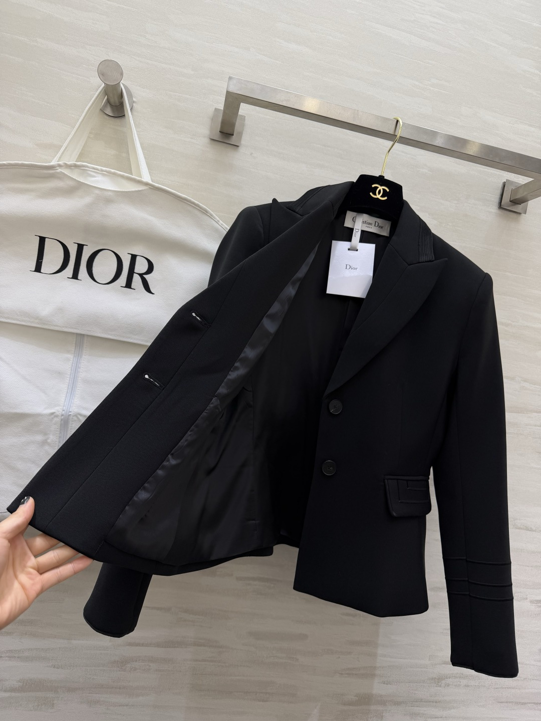 #Dio♡²⁶系列 短款西装外套 羊毛混纺面料柔软又挺括 撞色设计 黑色条纹点缀领口 袖口和口袋 单排扣