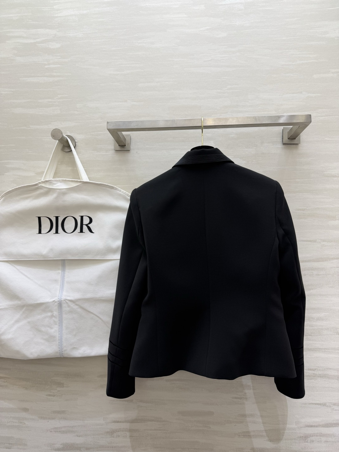 #Dio♡²⁶系列 短款西装外套 羊毛混纺面料柔软又挺括 撞色设计 黑色条纹点缀领口 袖口和口袋 单排扣