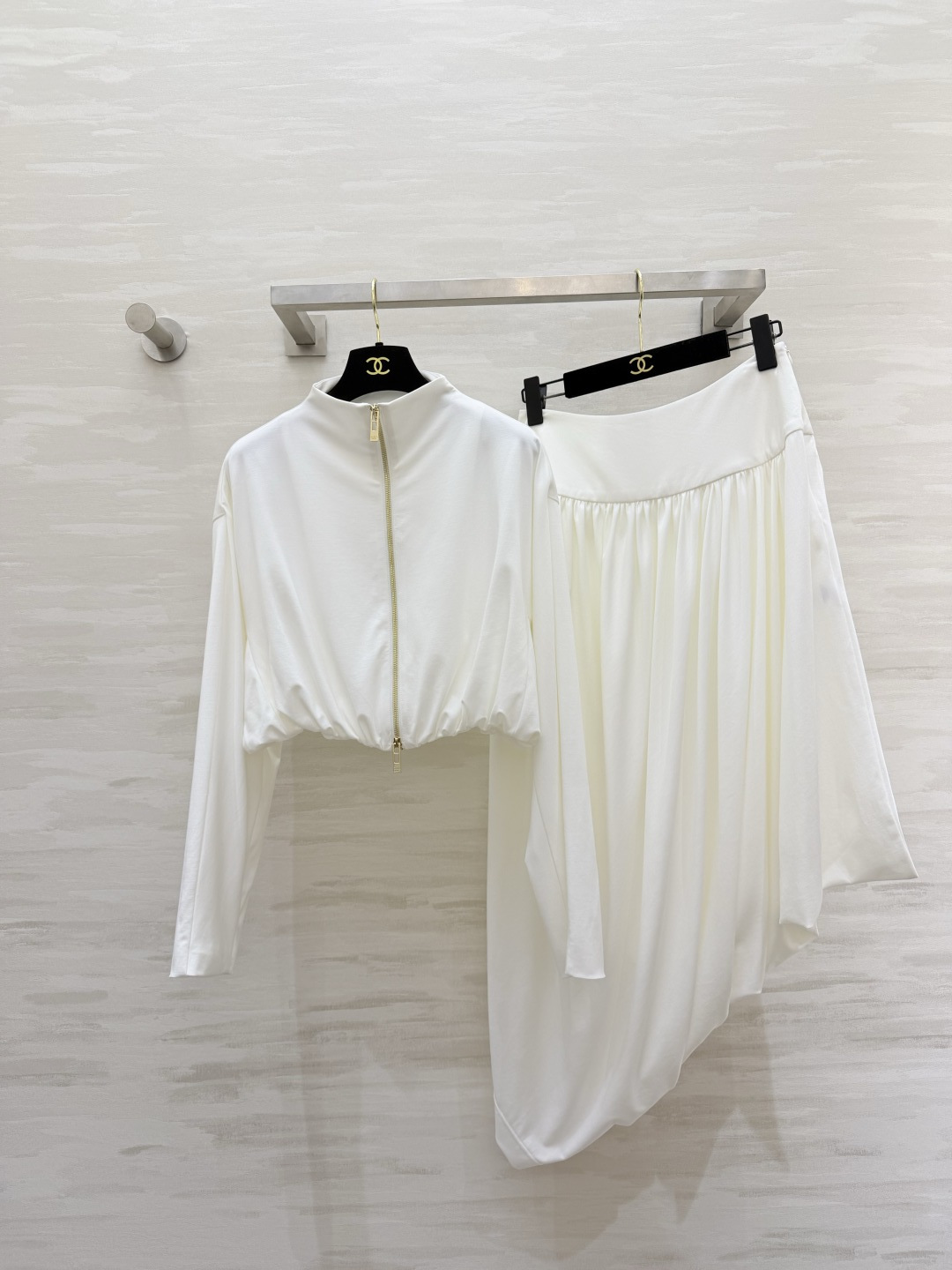 #ALA♡²⁶新款 不规则套装 醋酸混纺面料亲肤舒适 穿上超显高级感✨ 高领+拉链设计 腰部弹力拼接 修