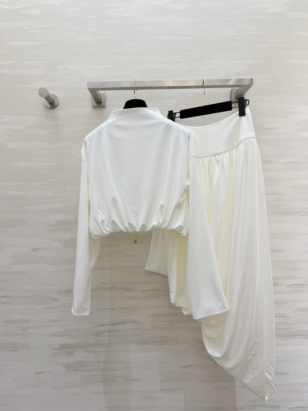 #ALA♡²⁶新款 不规则套装 醋酸混纺面料亲肤舒适 穿上超显高级感✨ 高领+拉链设计 腰部弹力拼接 修