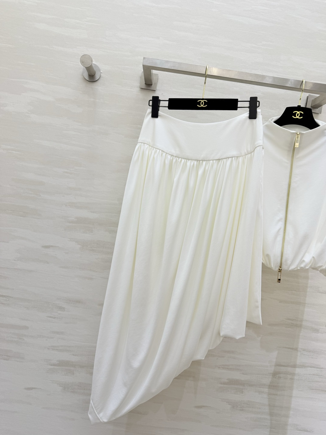 #ALA♡²⁶新款 不规则套装 醋酸混纺面料亲肤舒适 穿上超显高级感✨ 高领+拉链设计 腰部弹力拼接 修