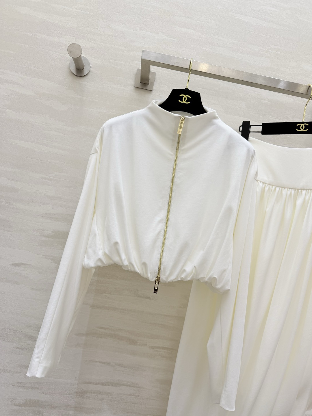 #ALA♡²⁶新款 不规则套装 醋酸混纺面料亲肤舒适 穿上超显高级感✨ 高领+拉链设计 腰部弹力拼接 修