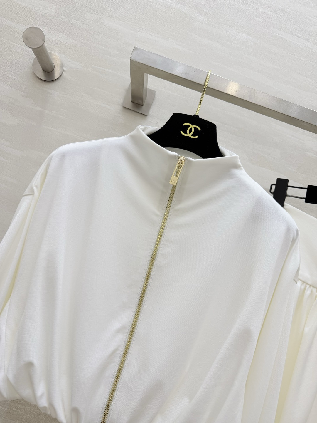 #ALA♡²⁶新款 不规则套装 醋酸混纺面料亲肤舒适 穿上超显高级感✨ 高领+拉链设计 腰部弹力拼接 修