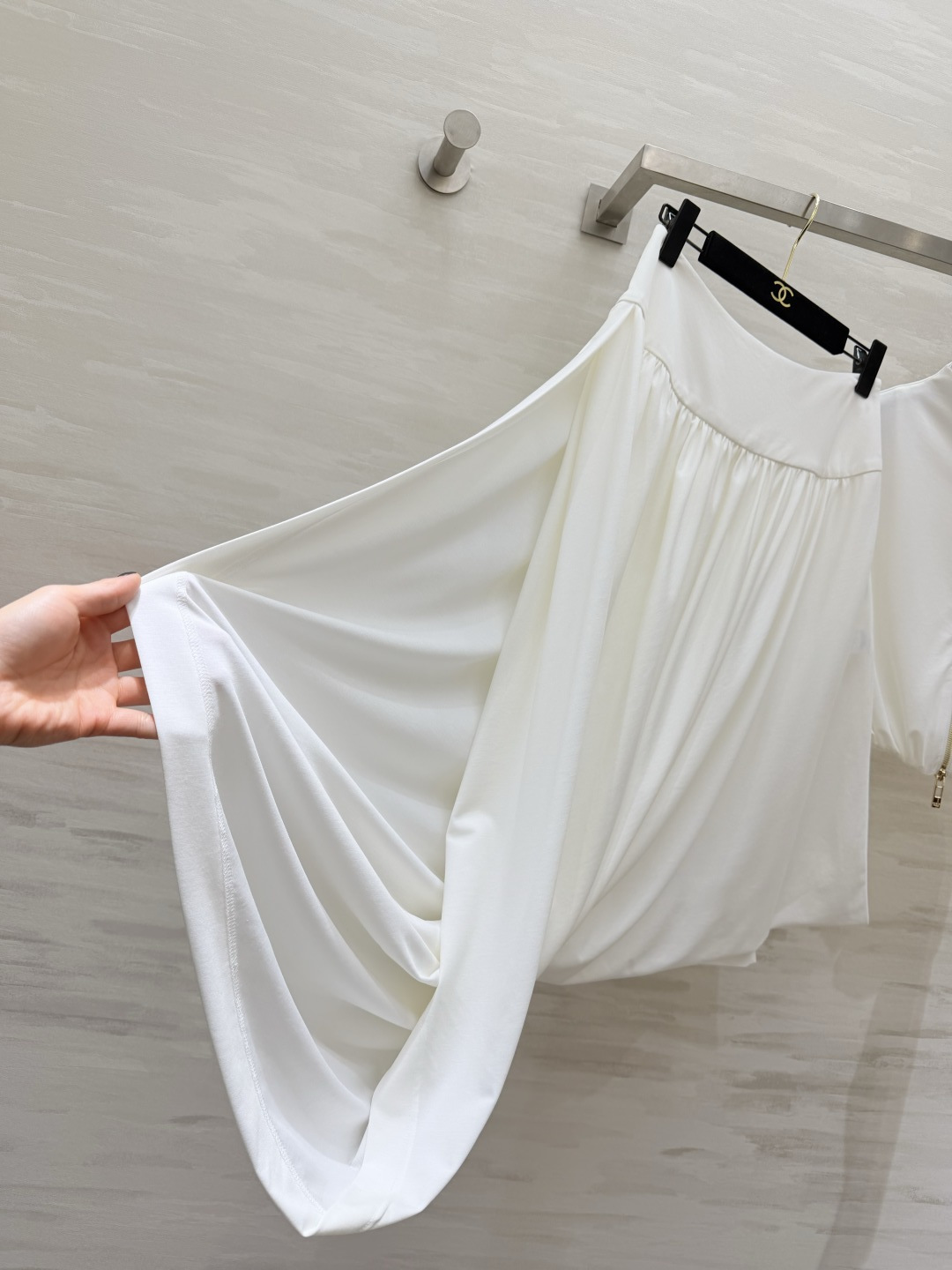 #ALA♡²⁶新款 不规则套装 醋酸混纺面料亲肤舒适 穿上超显高级感✨ 高领+拉链设计 腰部弹力拼接 修