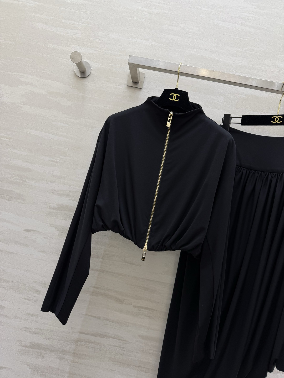 #ALA♡²⁶新款 不规则套装 醋酸混纺面料亲肤舒适 穿上超显高级感✨ 高领+拉链设计 腰部弹力拼接 修